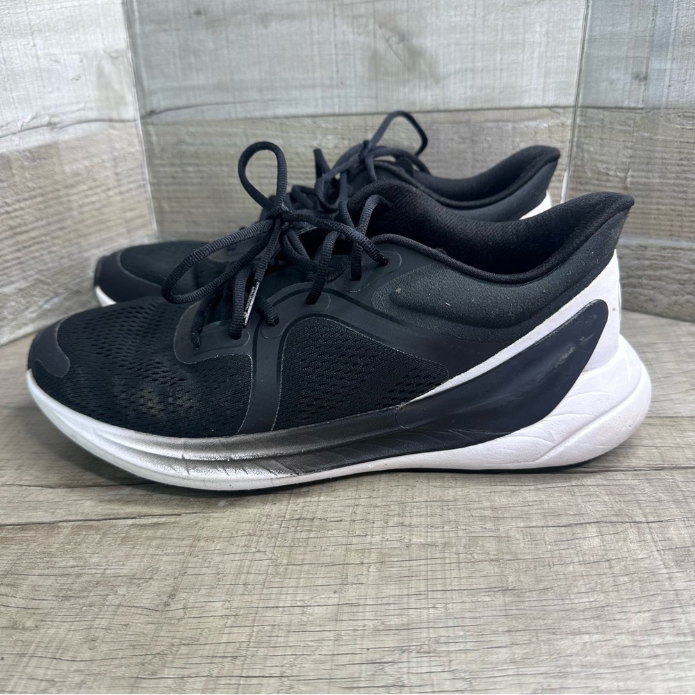 Lululemon women’s Blissful sneaker size 9‎